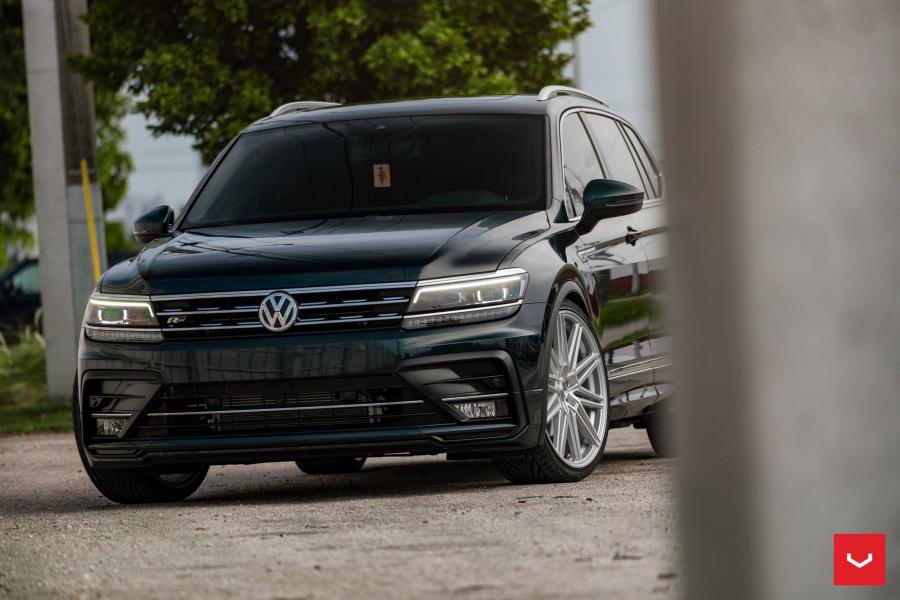  Volkswagen Tiguan R-Line on Vossen Wheels (CV10) 2019 года  (фото 2 из 36)